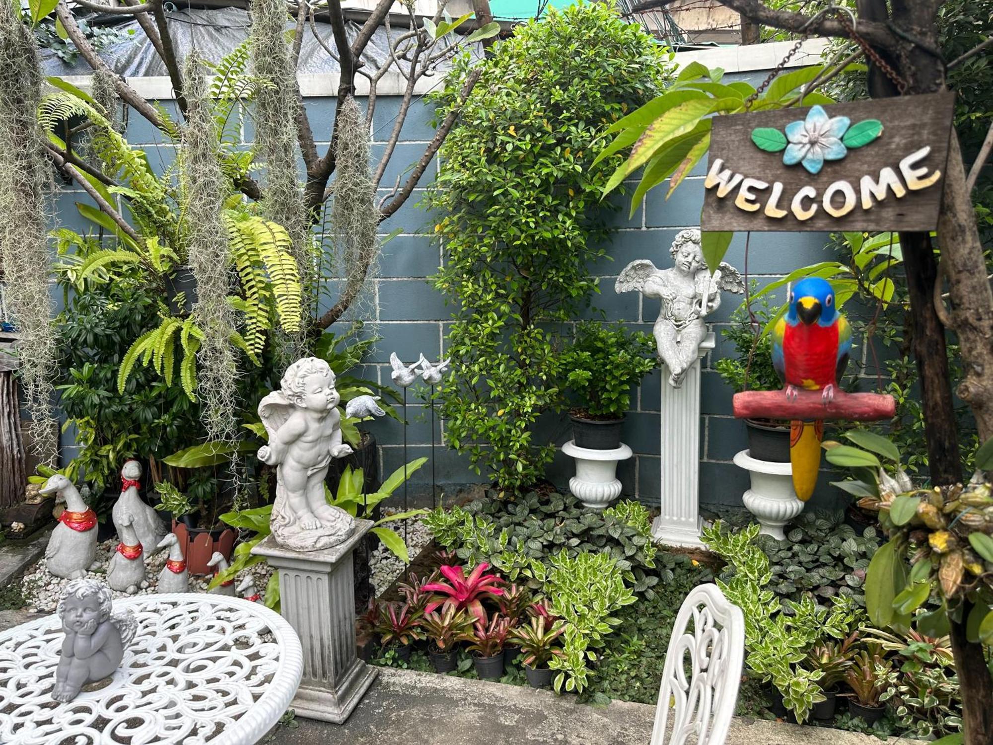 Apartemen Baanfahsai *